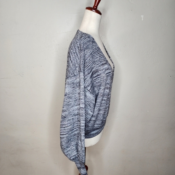 Free People‎ Metallic Silver Balloon Sleeve V Neck Sweater Size Small - Picture 5 of 10